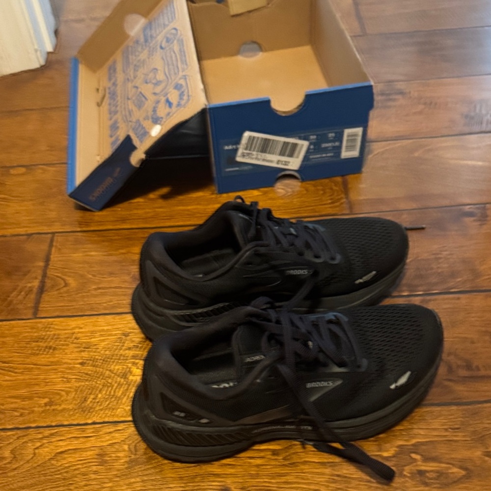Brooks women’s adrenaline GTS 23
 Black Running Shoes size 8 
Smoke free home